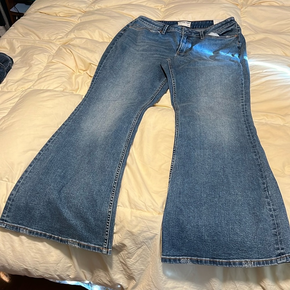 We The Free. Women’s size 34 jeans CRVY. Curvy, vintage, high-rise flare.